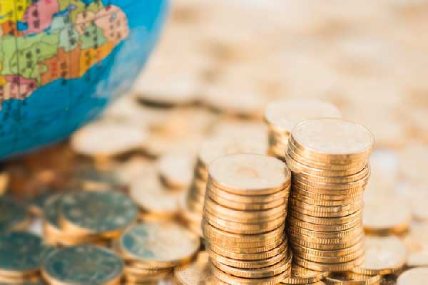 在令人震惊的贸易争端时间表中 空空如也的货架和卡车运输业裁员导致夏季美国经济衰退